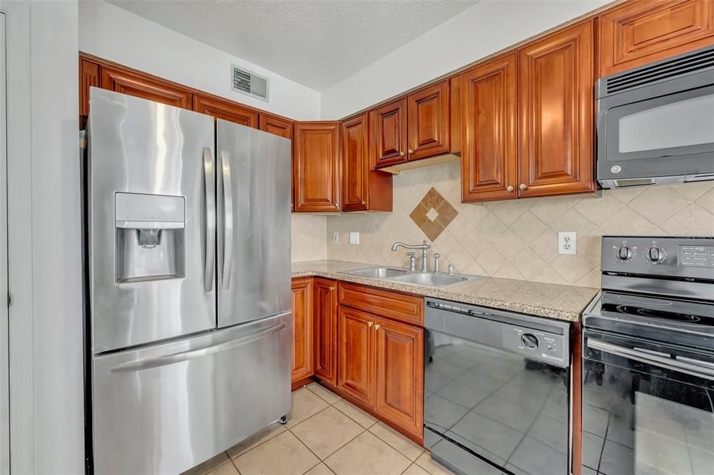 For Sale: $260,000 (2 beds, 2 baths, 1078 Square Feet)