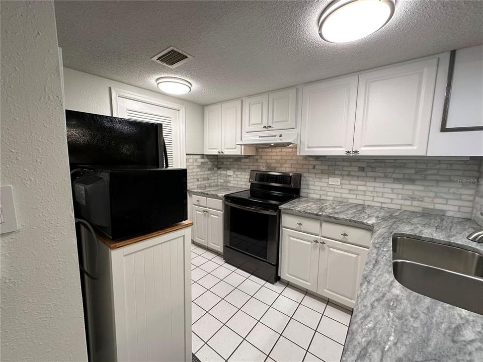 For Rent: $2,100 (1 beds, 1 baths, 825 Square Feet)