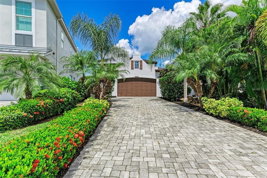 Long spacious driveway to maximize parking