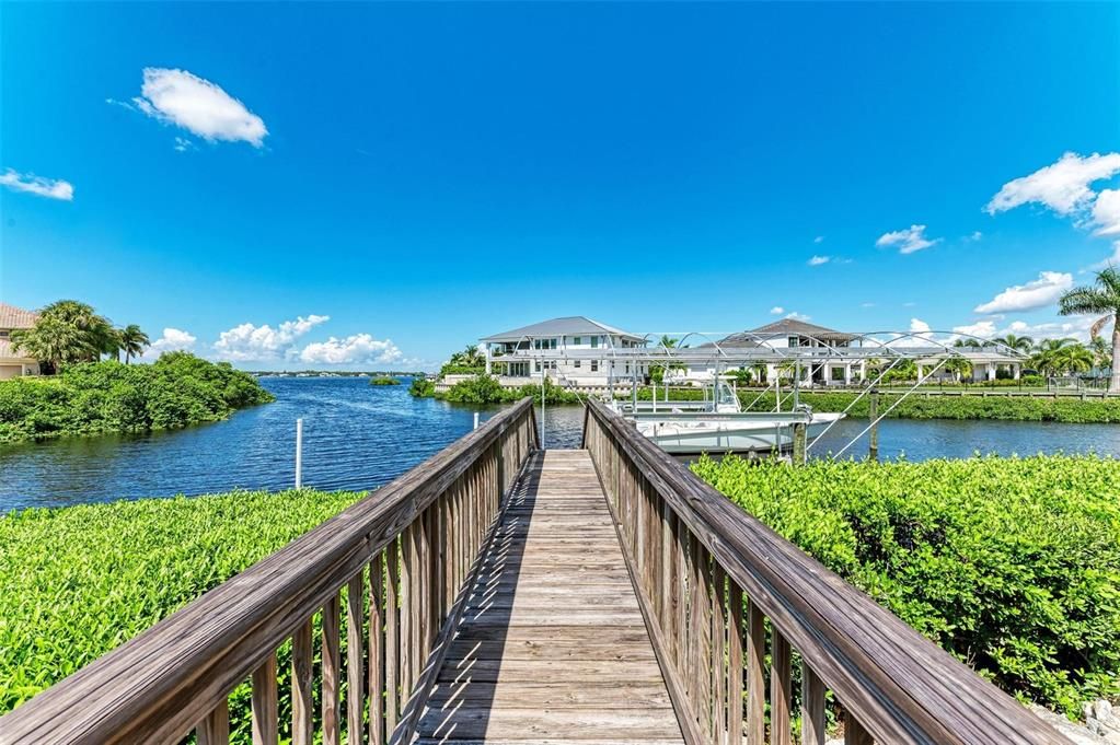 Easy walk to unload the boat from the day or invite friends to come by boat and join you for dinner.