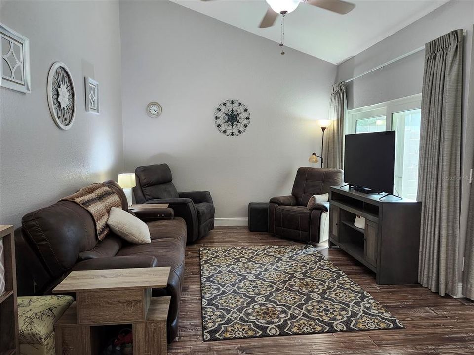 For Sale: $275,000 (2 beds, 2 baths, 1025 Square Feet)