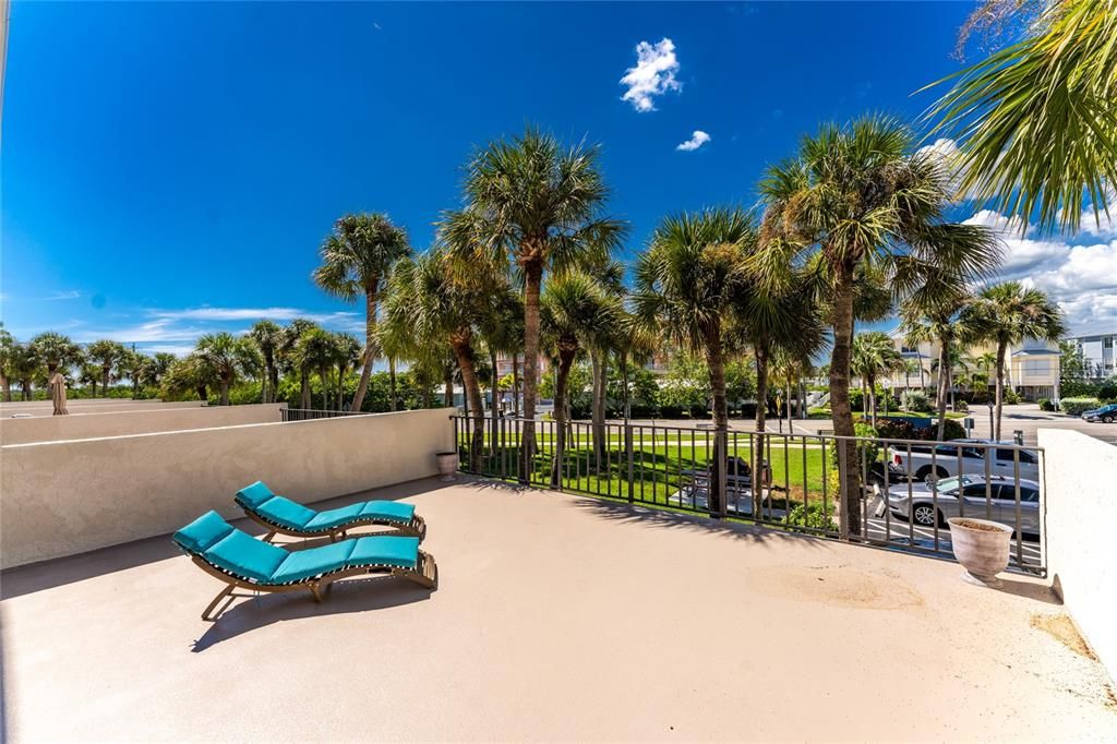 Huge Sundeck from Condo