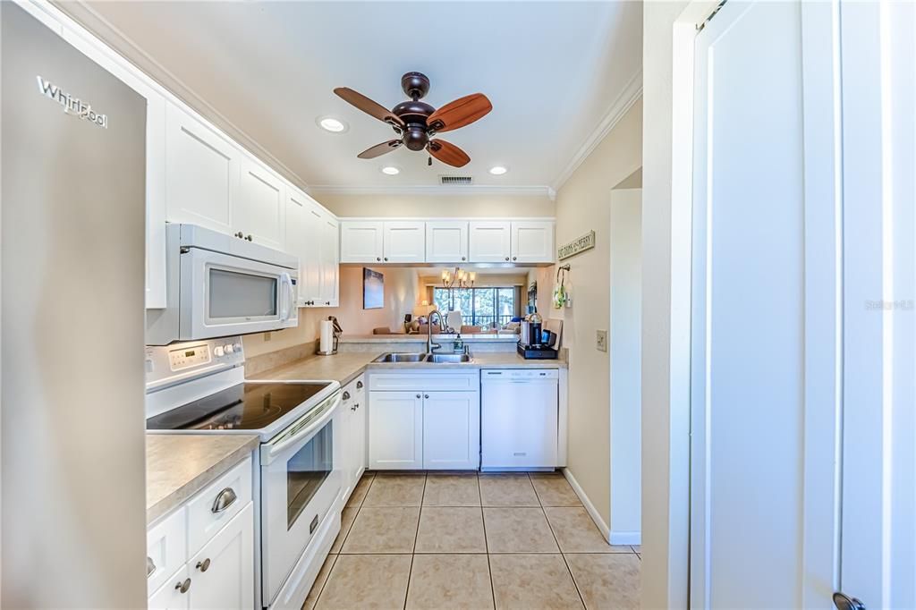 For Sale: $295,000 (2 beds, 2 baths, 1092 Square Feet)