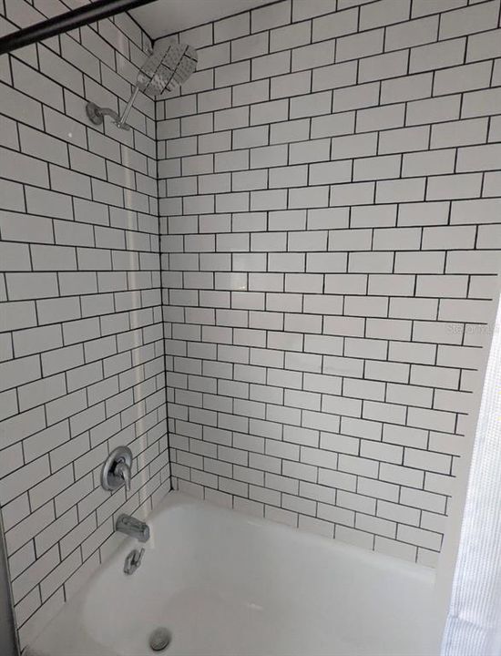 Apartment bathroom shower/tub