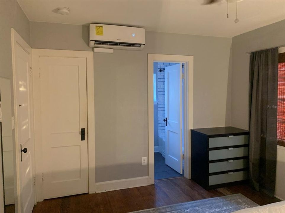 Apartment bedroom/mini-split ac