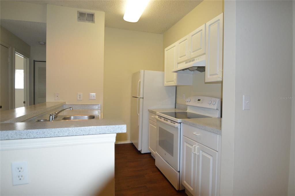 For Sale: $155,000 (1 beds, 1 baths, 738 Square Feet)