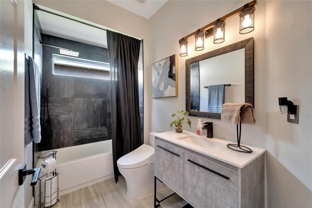 Check out this Bathroom, you would think that you are in Calfornia.  Just waiting for Fredrick from Milliion Dollar listing to pop out and give us a tour.