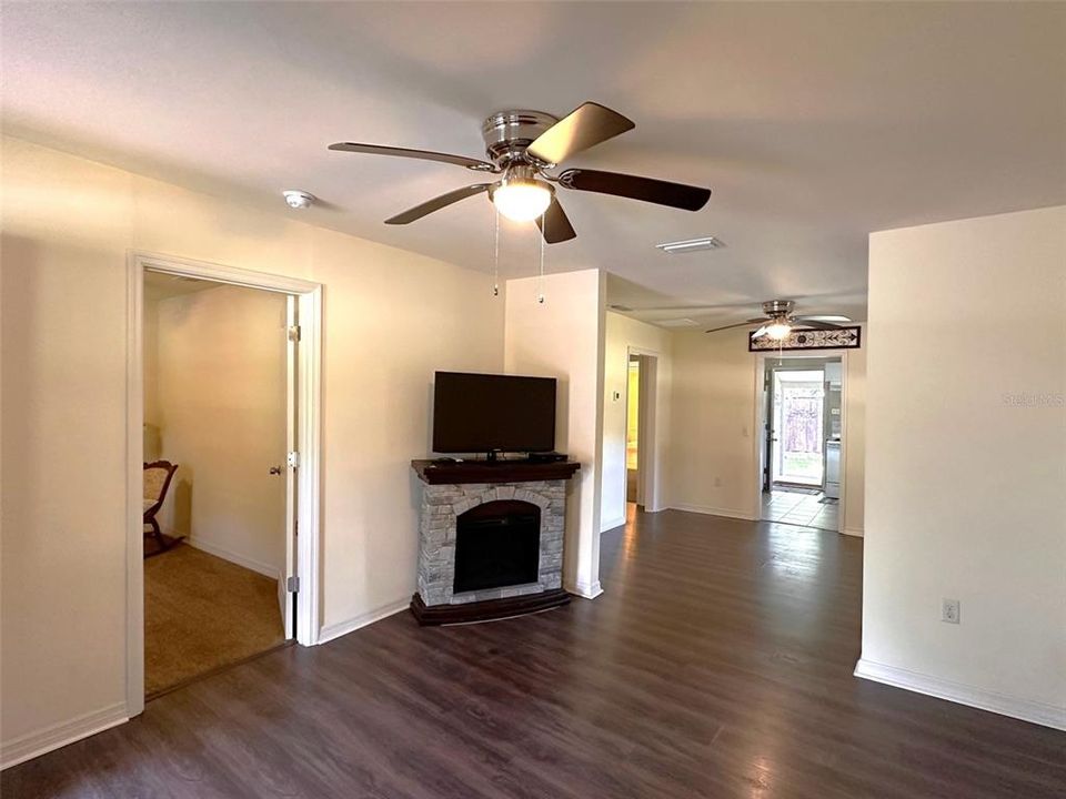 Active With Contract: $214,900 (3 beds, 2 baths, 1016 Square Feet)