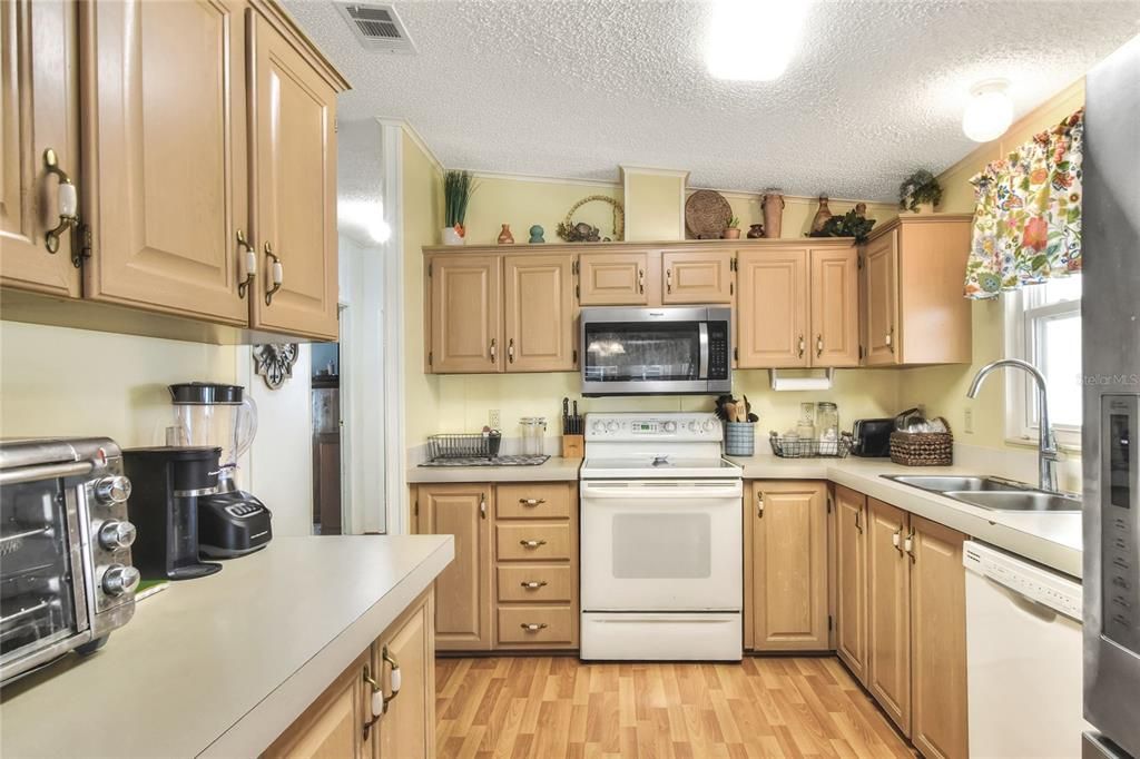 For Sale: $144,900 (2 beds, 2 baths, 1232 Square Feet)