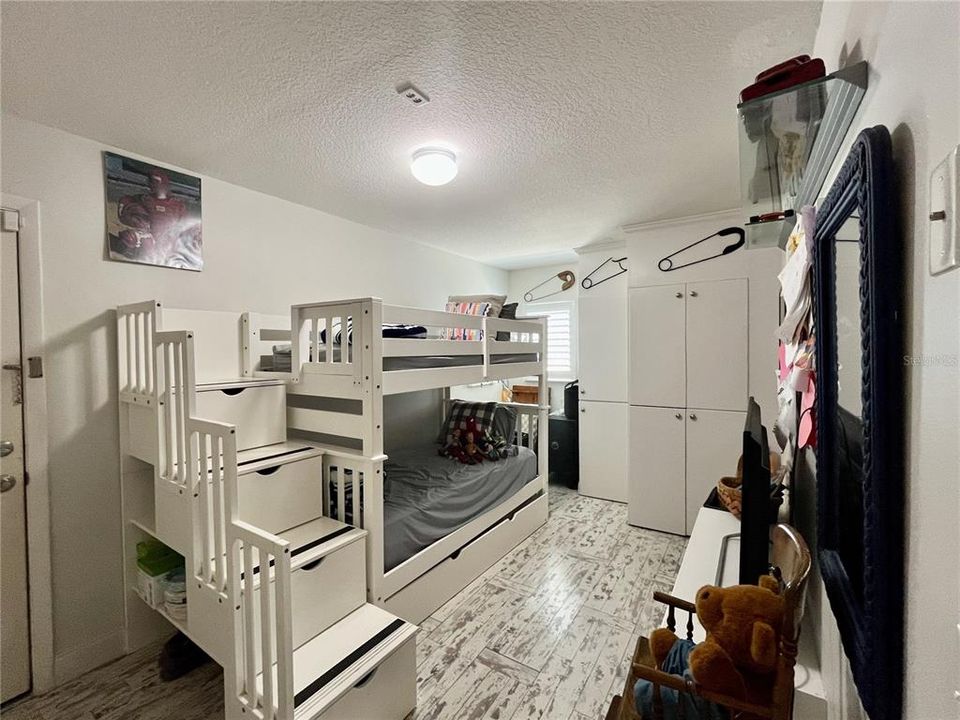 BUNK BED BEDROOM WITH CLOSET