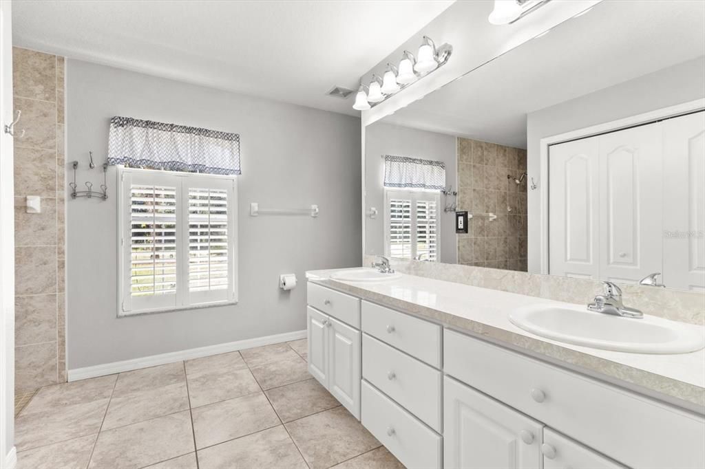 Master Bathroom w/ Dual Sinks