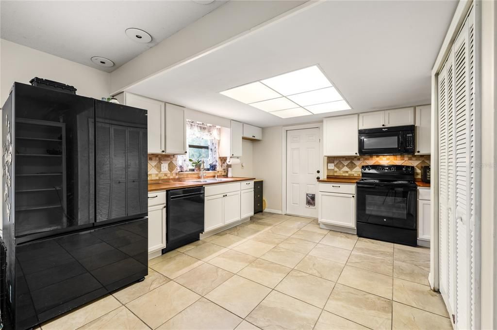 Tiled Kitchen & Family Room. Closet Pantry.