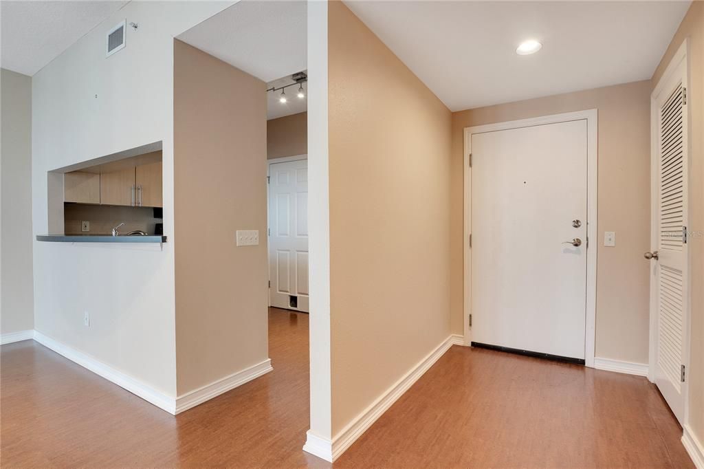 For Sale: $299,000 (1 beds, 1 baths, 797 Square Feet)