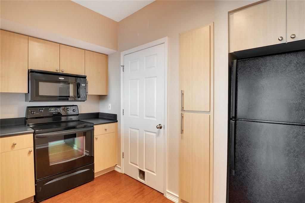 For Sale: $299,000 (1 beds, 1 baths, 797 Square Feet)