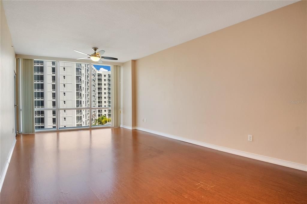 For Sale: $299,000 (1 beds, 1 baths, 797 Square Feet)