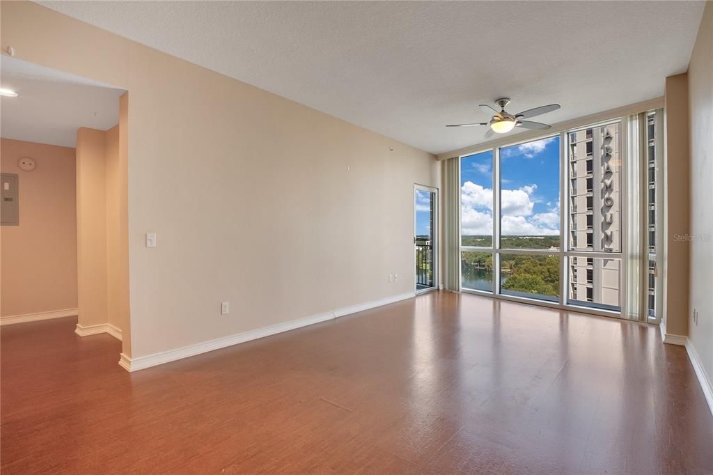 For Sale: $299,000 (1 beds, 1 baths, 797 Square Feet)