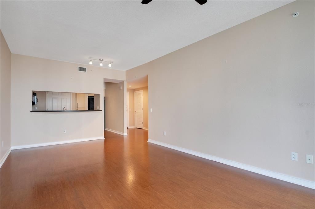 For Sale: $299,000 (1 beds, 1 baths, 797 Square Feet)