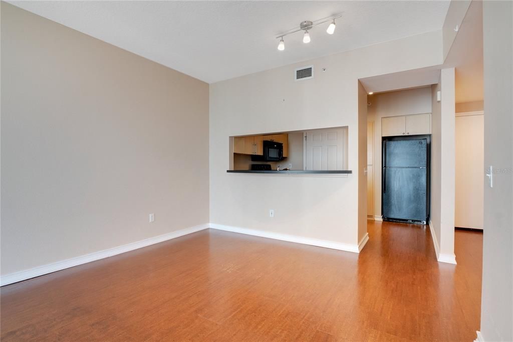 For Sale: $299,000 (1 beds, 1 baths, 797 Square Feet)