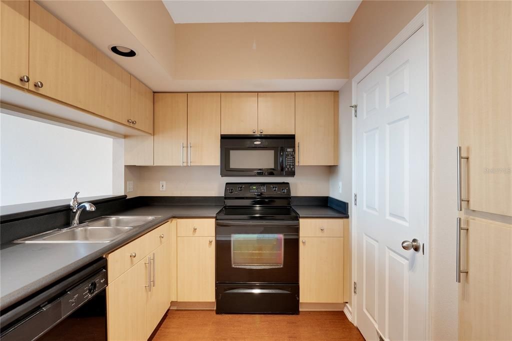 For Sale: $299,000 (1 beds, 1 baths, 797 Square Feet)