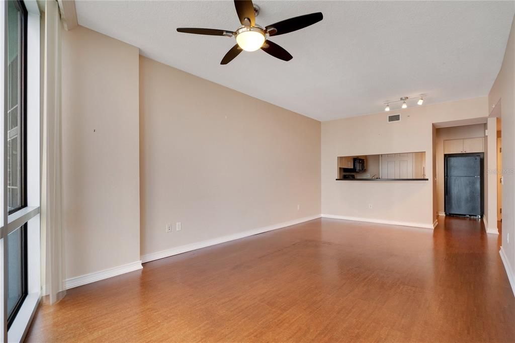 For Sale: $299,000 (1 beds, 1 baths, 797 Square Feet)