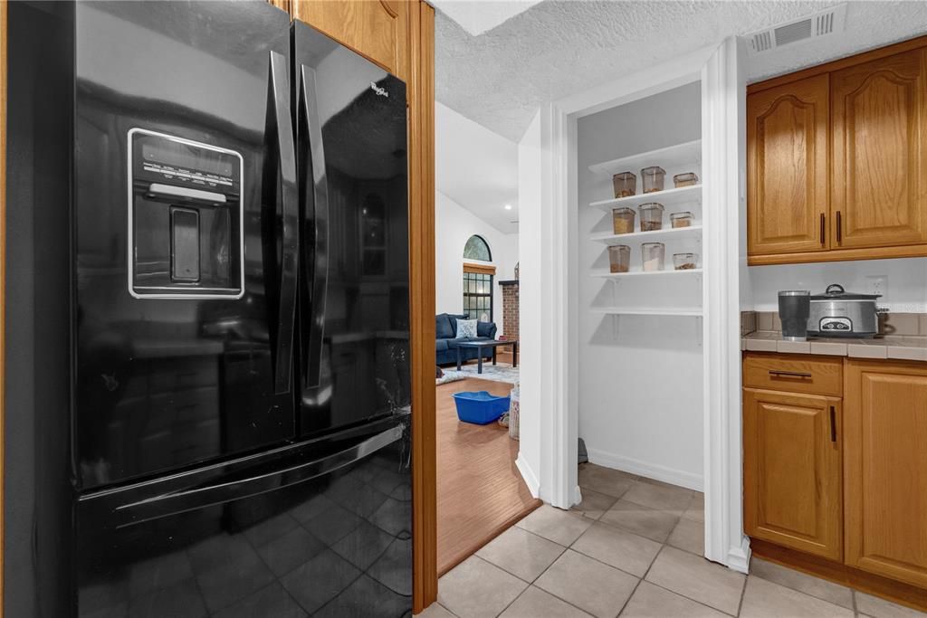 For Sale: $240,000 (1 beds, 1 baths, 859 Square Feet)