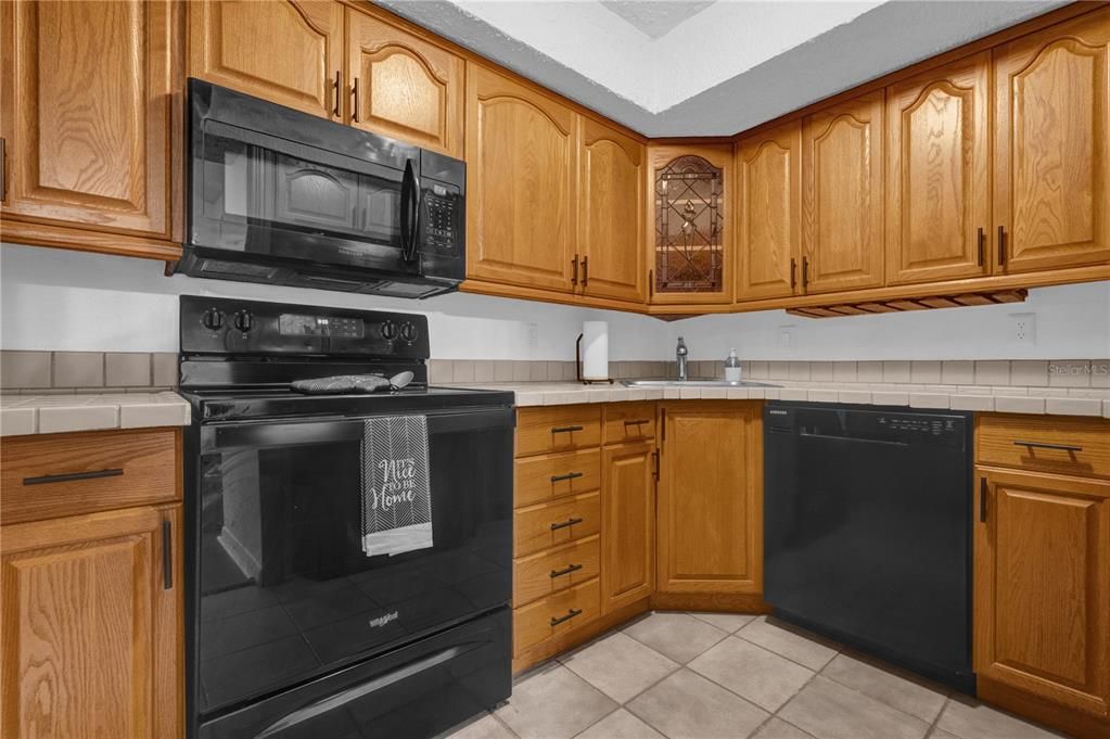 For Sale: $240,000 (1 beds, 1 baths, 859 Square Feet)