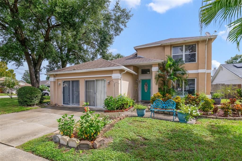 Welcome to your new two story home in Apopka’s Piedmont Lakes community and this 3BD/2.5BA **POOL HOME** on a spacious .22 ACRE CORNER/CUL-DE-SAC LOT with WOOD LAMINATE FLOORS, NEW WINDOWS (Living room/kitchen & primary - 2022), a NEW POOL PUMP (2024), NEW RANGE (2022) and a NEW SHOWER in the primary bath (2022)!