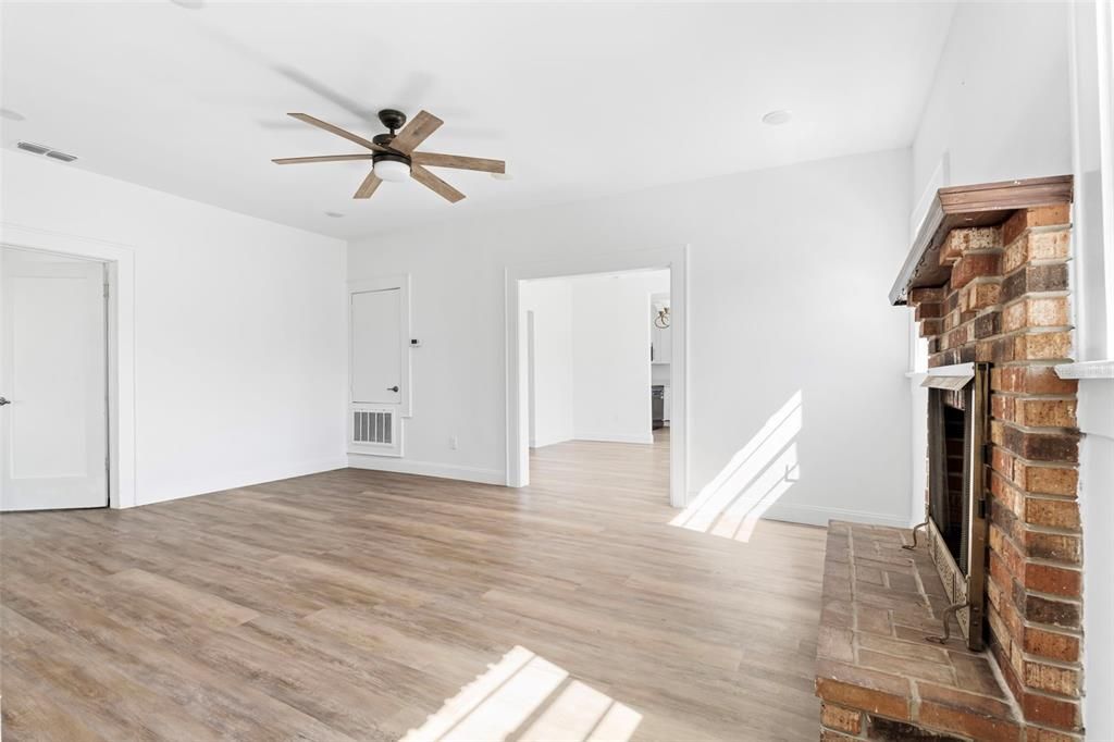 For Sale: $315,000 (3 beds, 2 baths, 1361 Square Feet)