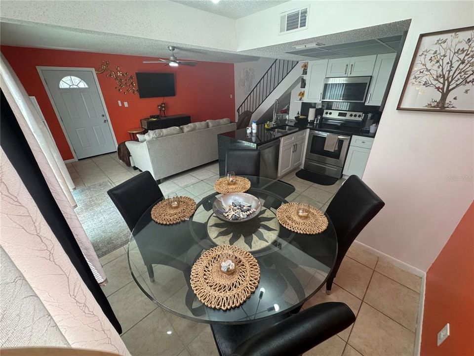 For Sale: $225,000 (2 beds, 1 baths, 909 Square Feet)