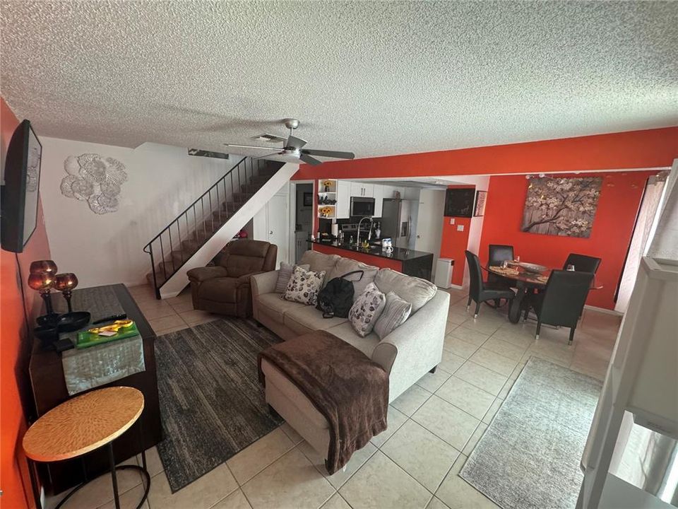 For Sale: $225,000 (2 beds, 1 baths, 909 Square Feet)