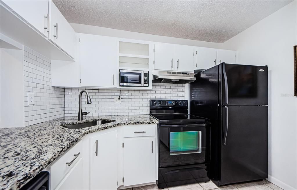 For Sale: $193,500 (2 beds, 2 baths, 979 Square Feet)