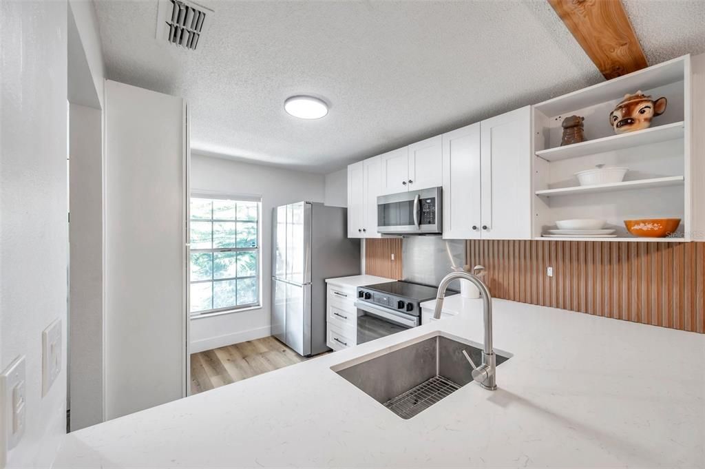 For Sale: $324,997 (2 beds, 1 baths, 939 Square Feet)