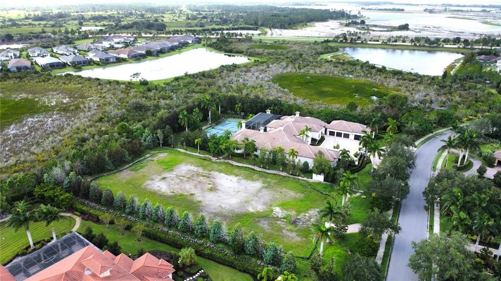 На продажу: $1,700,000 (1.15 acres)