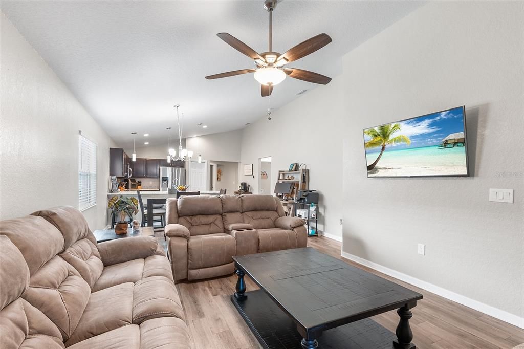 For Sale: $299,900 (3 beds, 2 baths, 1477 Square Feet)