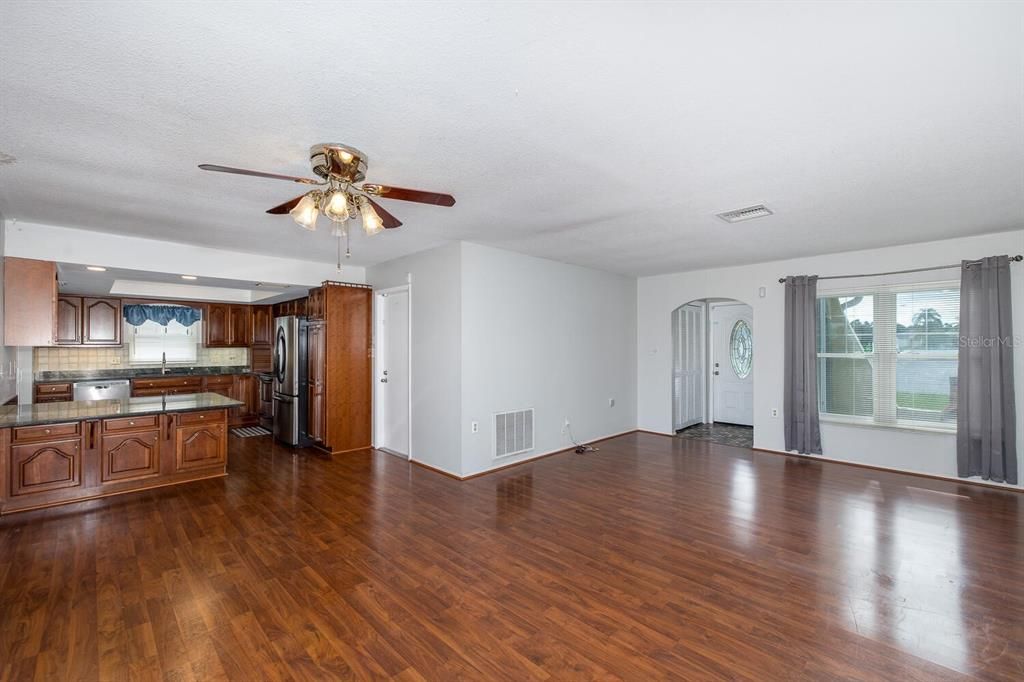 For Sale: $329,000 (2 beds, 2 baths, 1365 Square Feet)