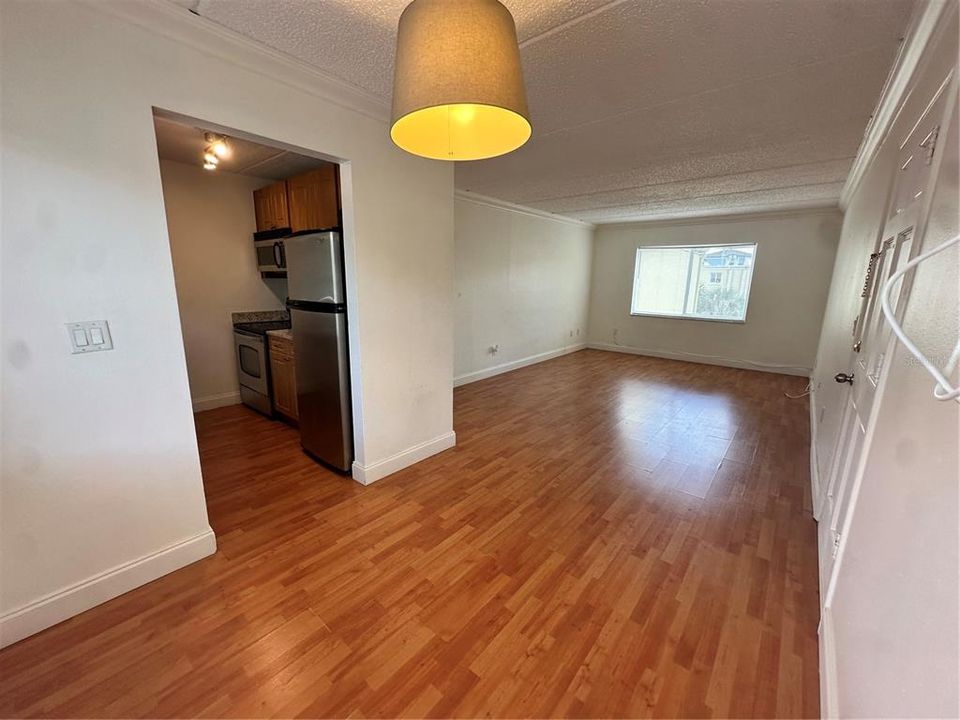 For Sale: $195,000 (1 beds, 1 baths, 702 Square Feet)