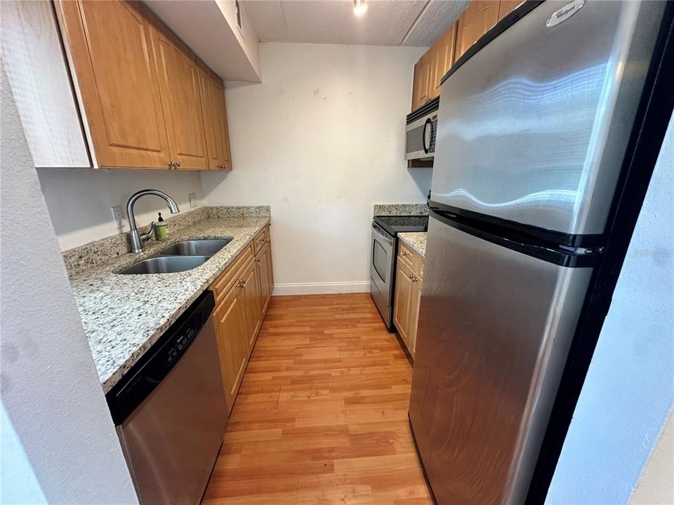 For Sale: $195,000 (1 beds, 1 baths, 702 Square Feet)