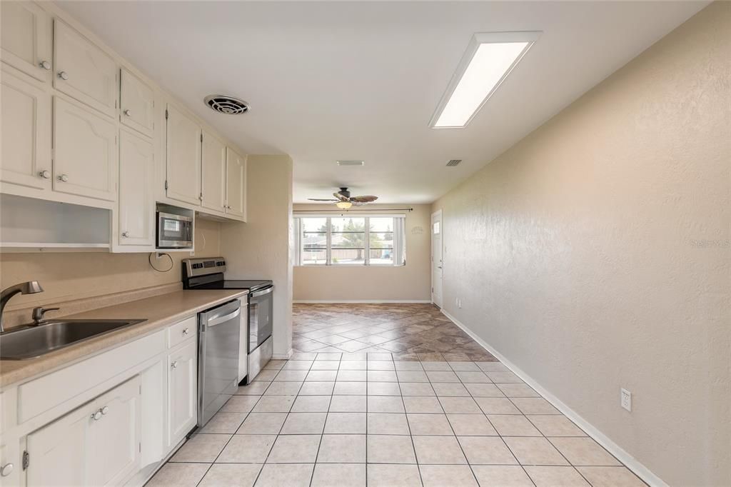 For Sale: $319,000 (2 beds, 2 baths, 1175 Square Feet)