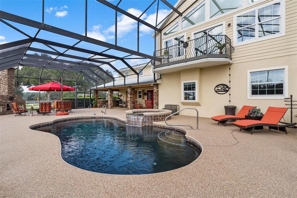 Self-Cleaning Pool and Hot Tub with 6 Jets!