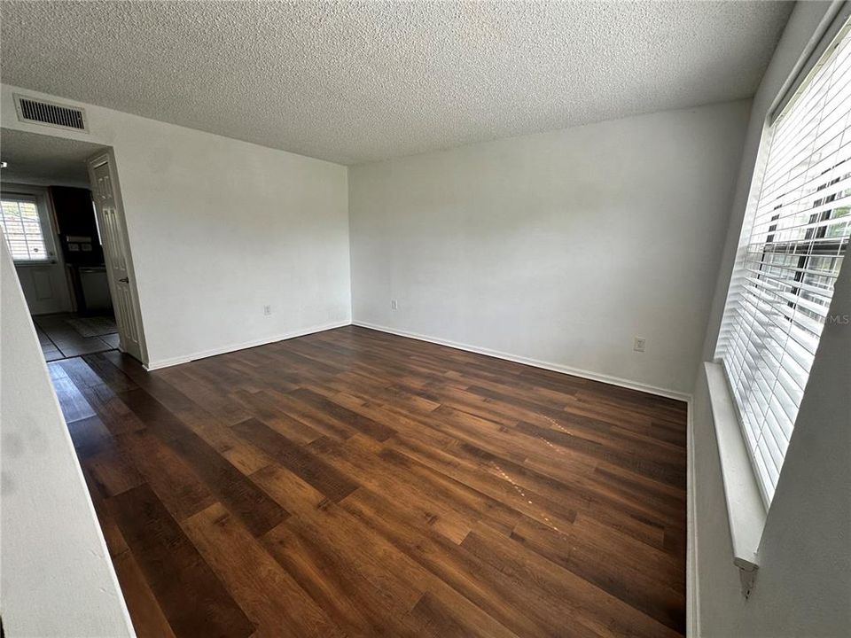 For Sale: $129,900 (2 beds, 1 baths, 960 Square Feet)