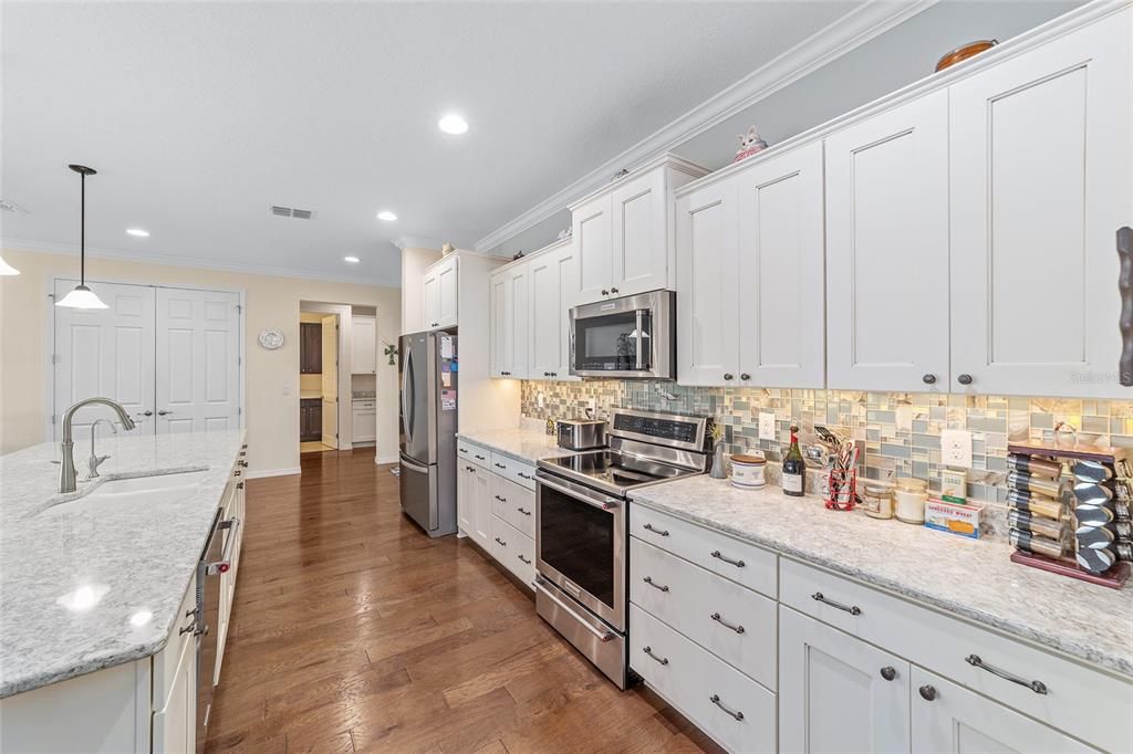 For Sale: $475,000 (3 beds, 3 baths, 2711 Square Feet)