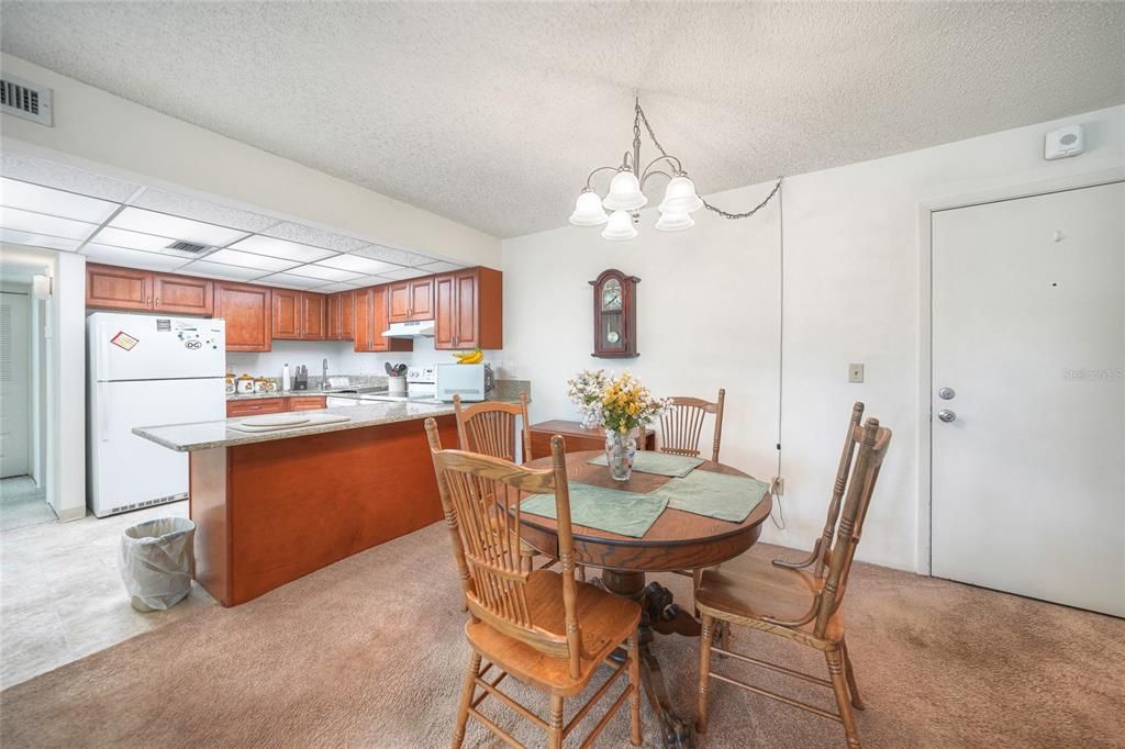 For Sale: $138,000 (2 beds, 2 baths, 919 Square Feet)