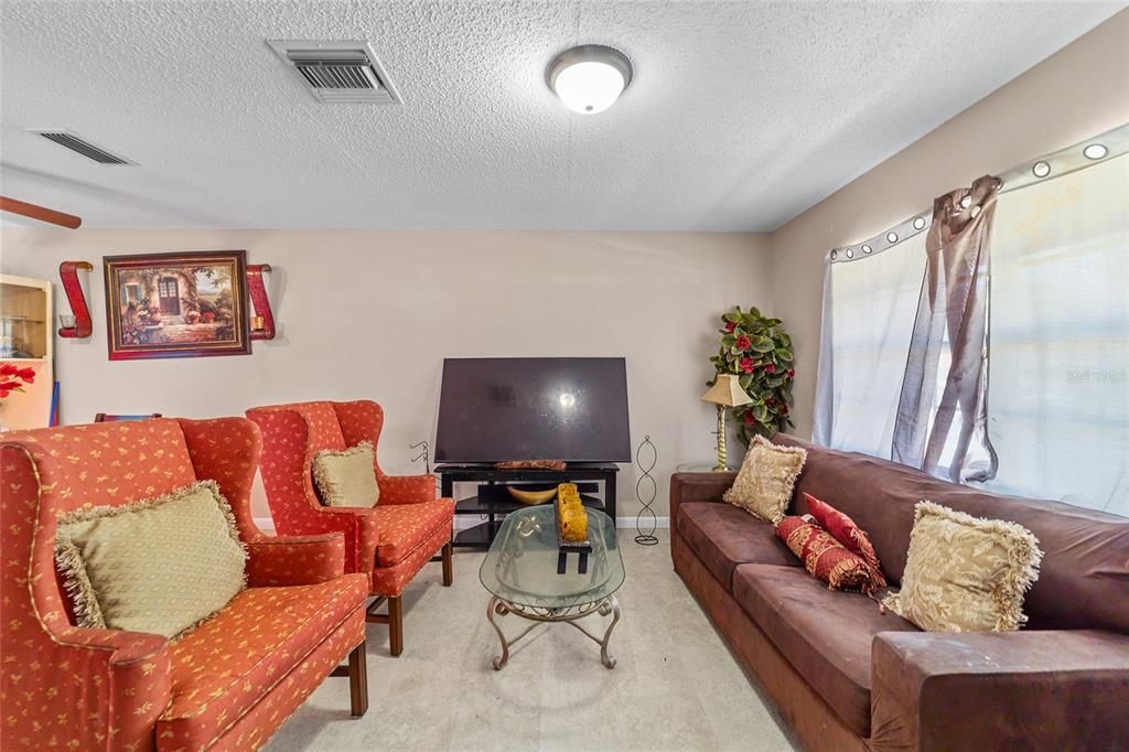 Active With Contract: $185,000 (3 beds, 1 baths, 966 Square Feet)