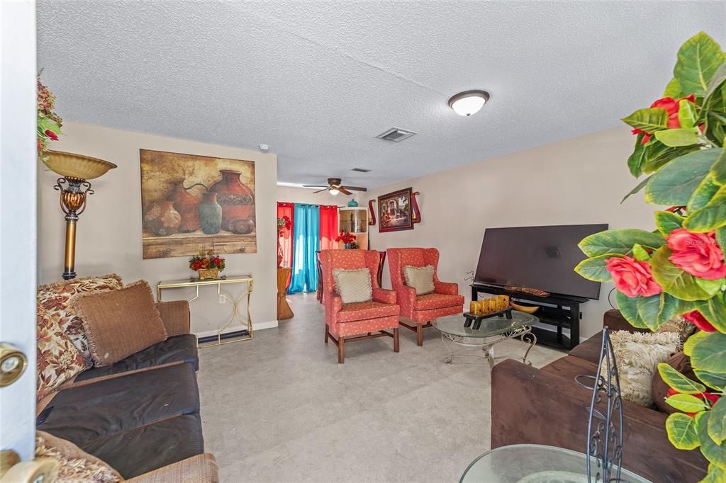 Active With Contract: $185,000 (3 beds, 1 baths, 966 Square Feet)