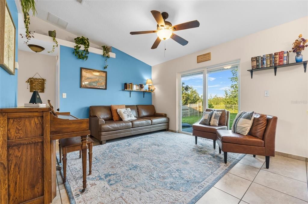 For Sale: $349,900 (3 beds, 2 baths, 1104 Square Feet)