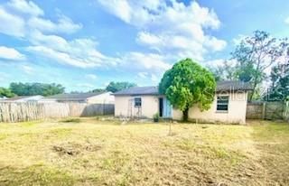 For Sale: $291,000 (3 beds, 2 baths, 904 Square Feet)