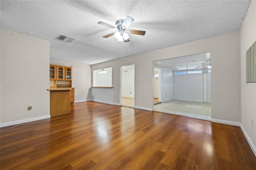 For Sale: $225,000 (2 beds, 1 baths, 1018 Square Feet)