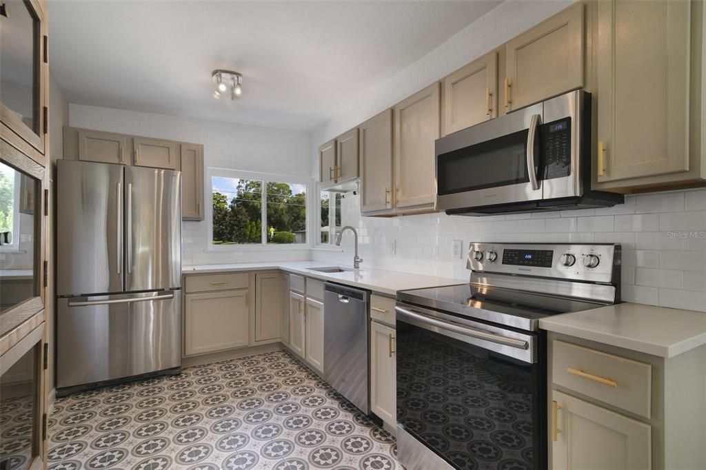 The home chef will appreciate the character added by the gold hardware, stylish flooring and subway tile backsplash paired perfectly with modern STAINLESS STEEL APPLIANCES.