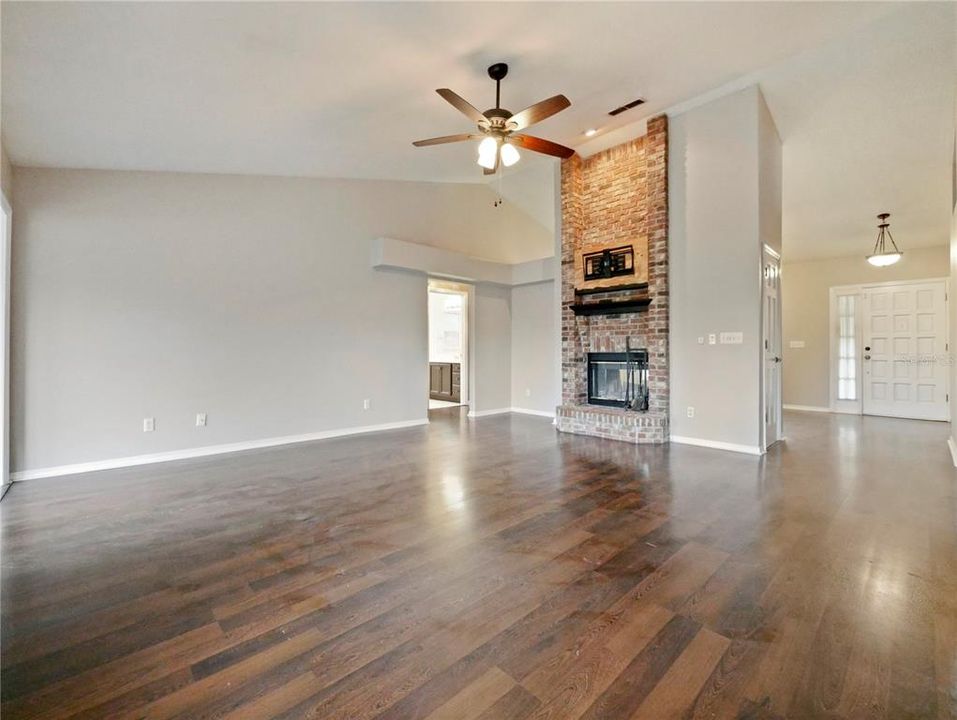 For Rent: $2,400 (3 beds, 2 baths, 1798 Square Feet)