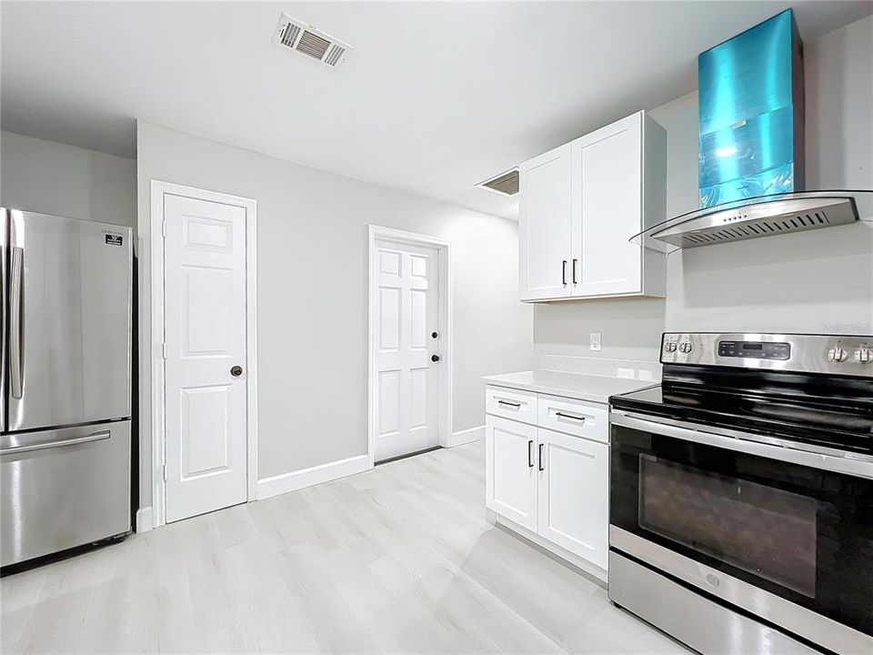 For Sale: $399,500 (3 beds, 2 baths, 1676 Square Feet)